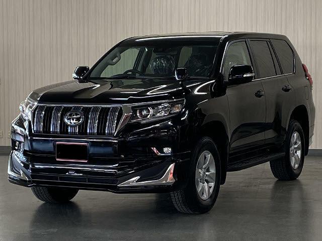 Toyota Prado parked in Karachi available for rent from TS Car Rentals – luxury SUV for travel, events, and corporate use.